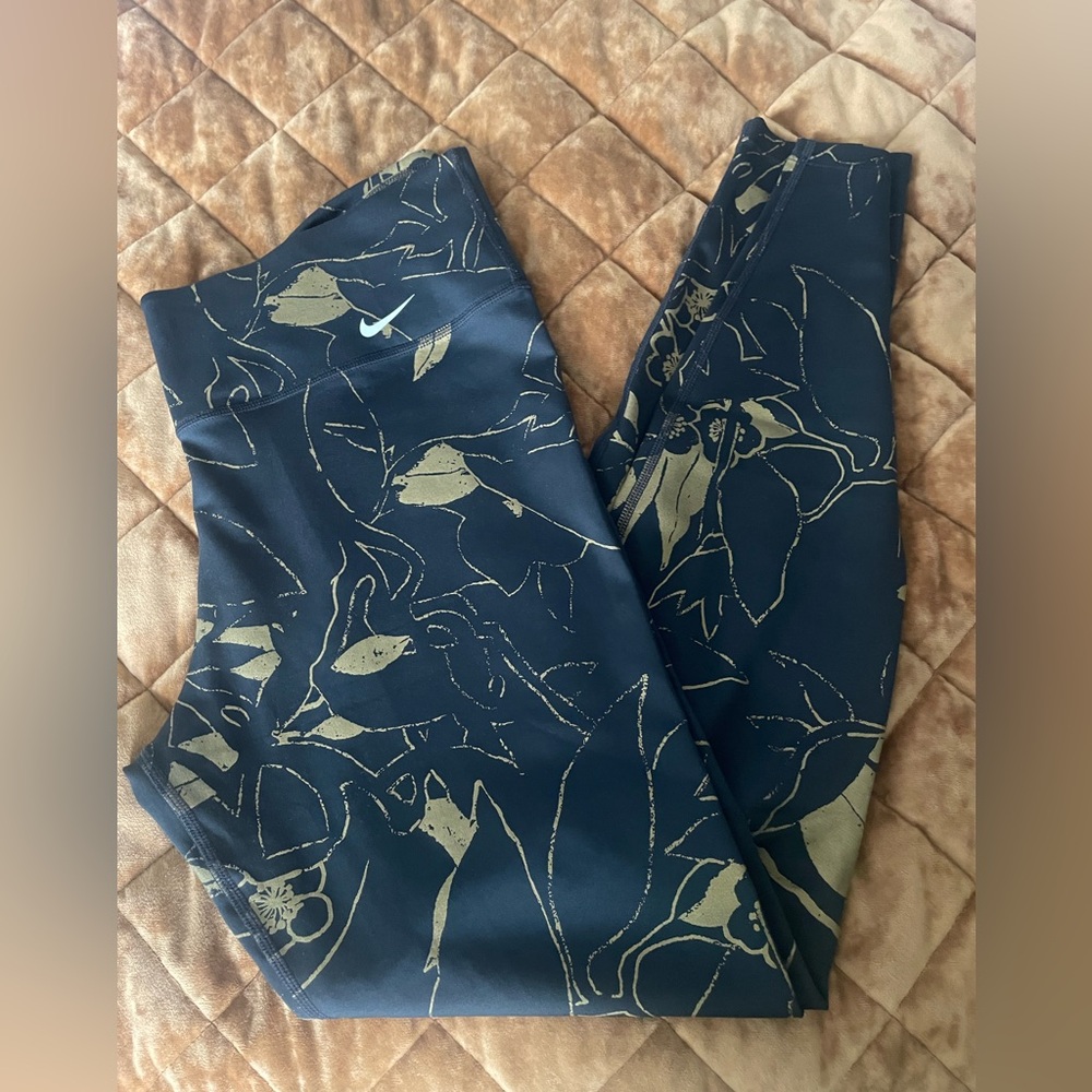 Nike black and gold leggings size large. Pre-owned good condition.